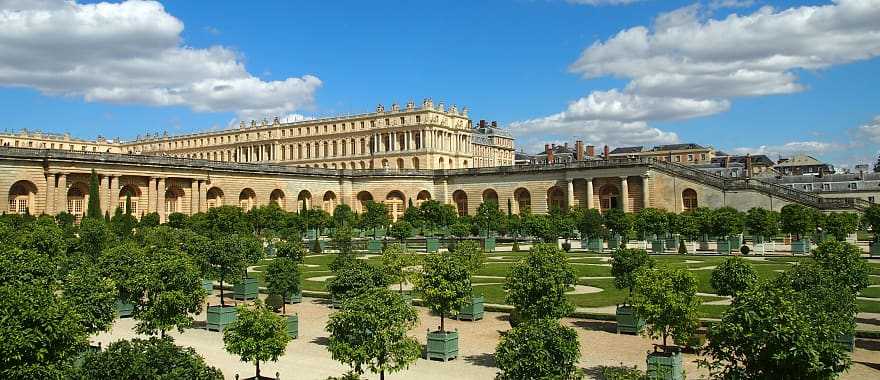 Discover the magnificence of Versailles and its staggering size