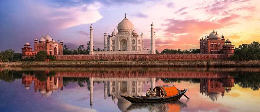 Sunset at the Taj Mahal in Agra, India