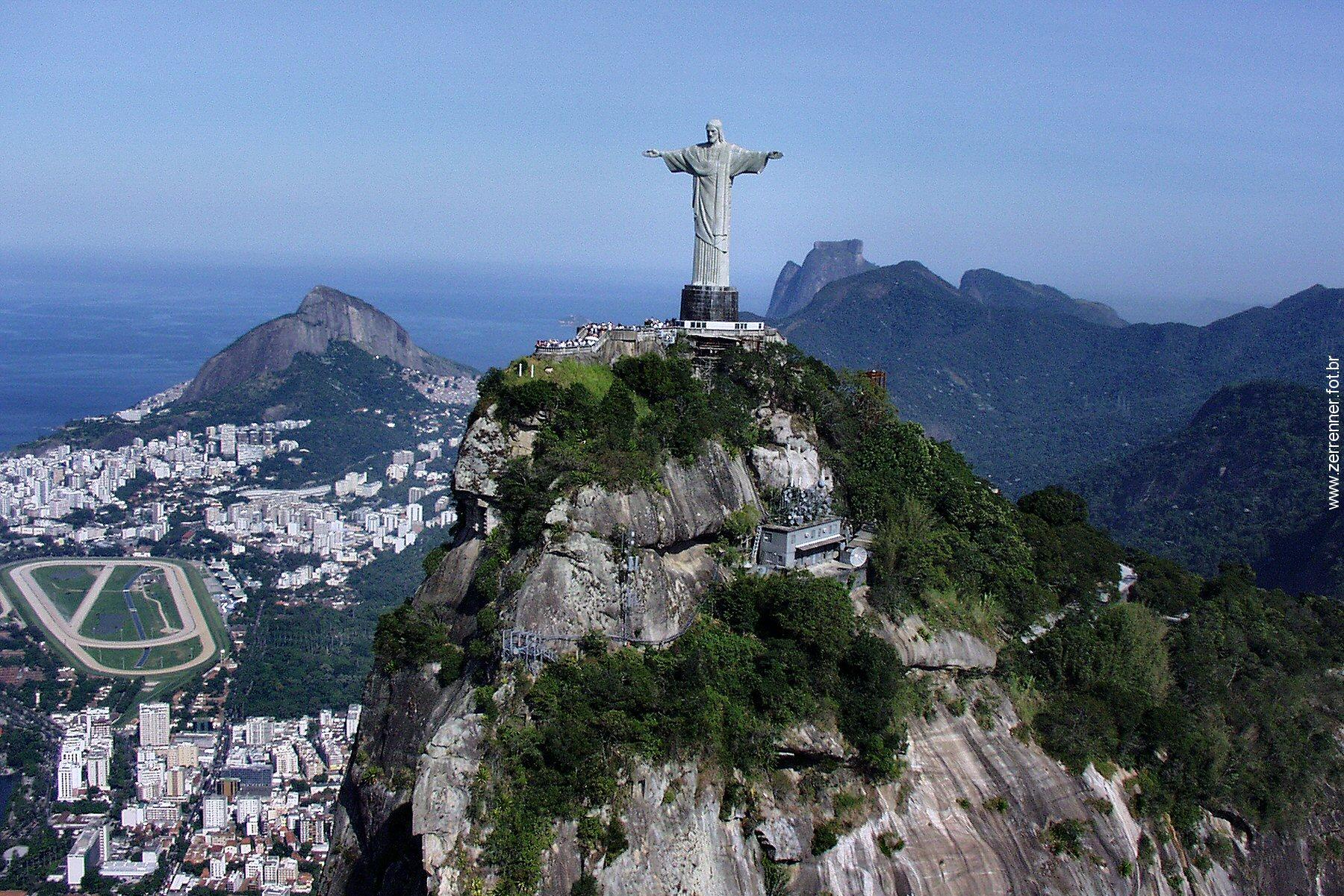 Бразилия первая в мире. Бразилия гора Корковадо. , В Рио де Жанейро гора Корковадо со статуей Христа. Корковаду (гора) достопримечательности Бразилии. Статуя Иисуса в Рио де Жанейро.