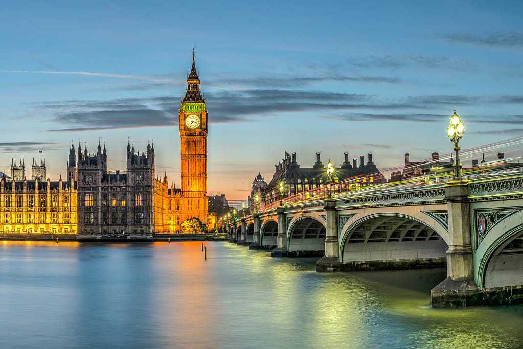 House of Parliament with Big Ben and Westminster bridge in London, England