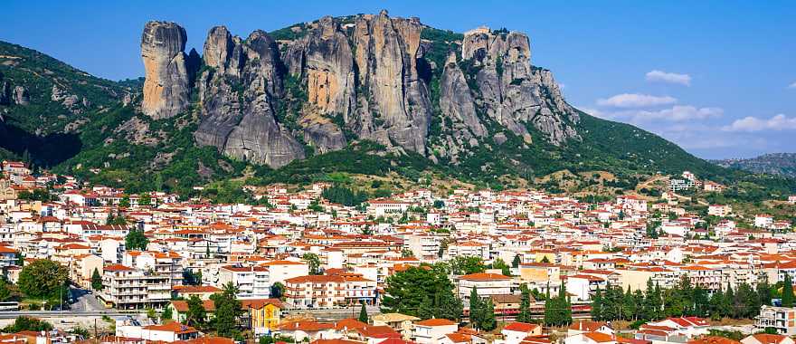 Kalambaka is a Greek city at the very foot of the Meteora rocks, on which the world famous Meteora monasteries are located.