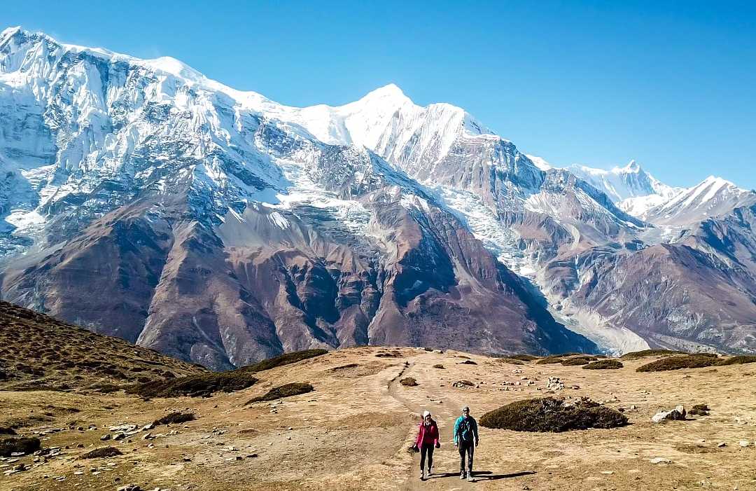Couple hiking the Annapurna circuit in Nepal