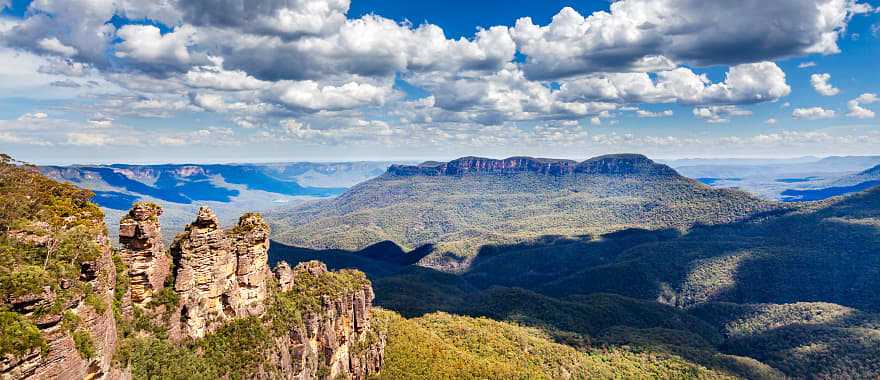 The Three Sisters rock formation in Blue Mountains National Park, Australia.