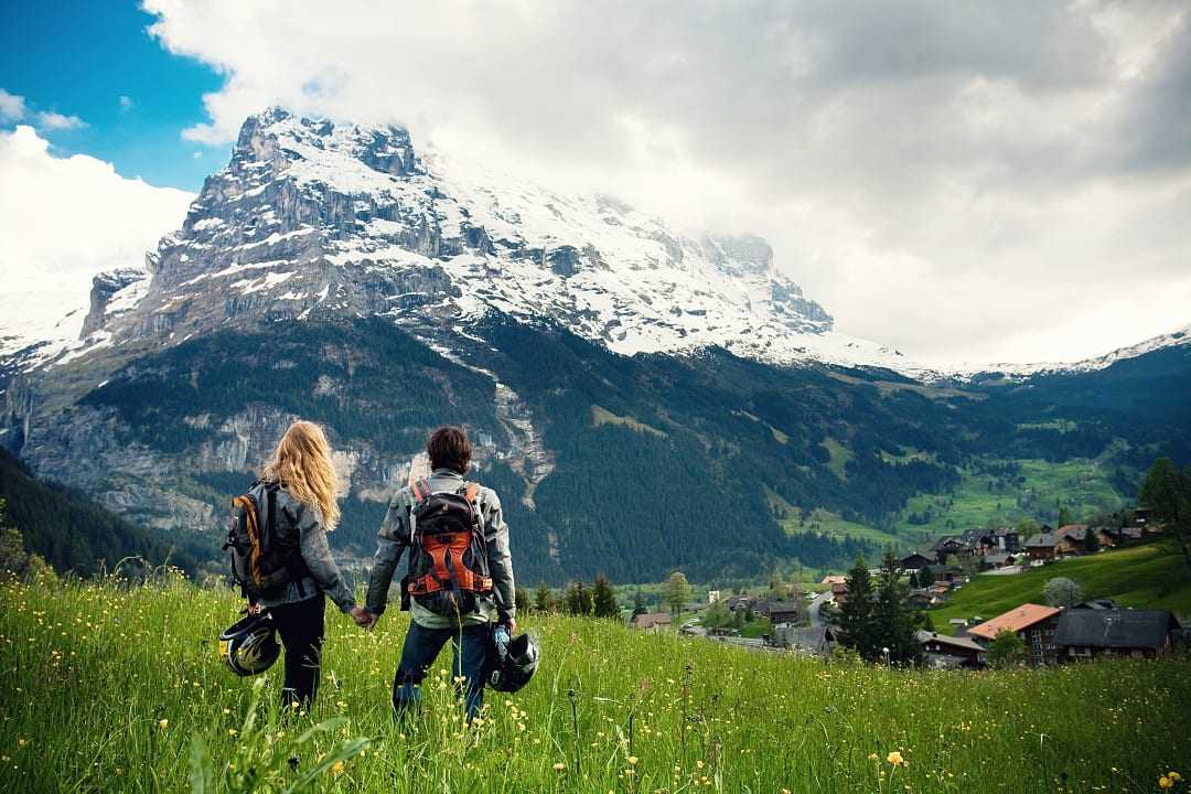Couple enjoying a valley view in Grindelwald