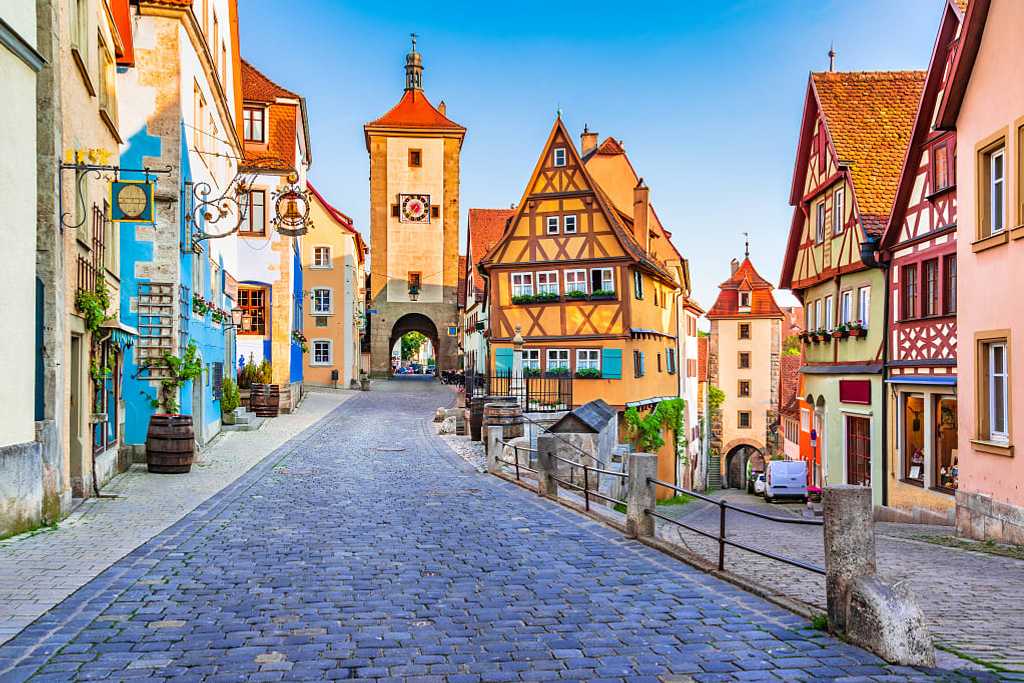Cobblestone streets and colorful half-timbered buildings aroung Ploenlein Square in Rothenburg ob der Tauber, Gerrmany