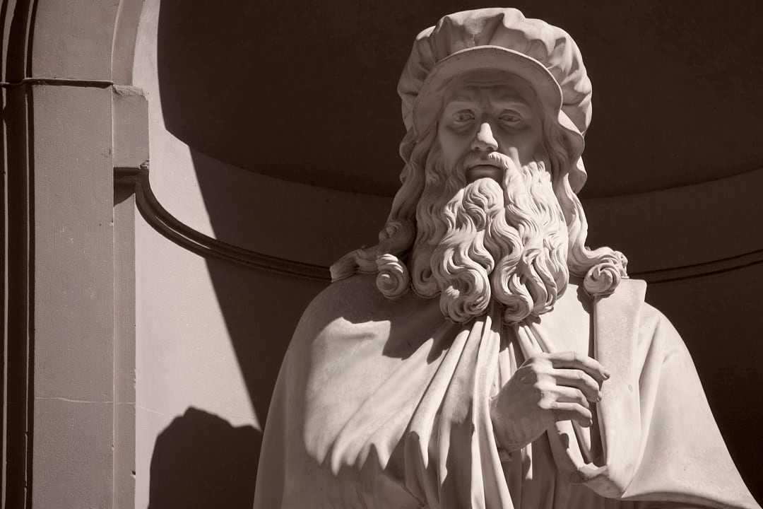Statue of Leonardo da Vinci, Uffizzi, Florence. 