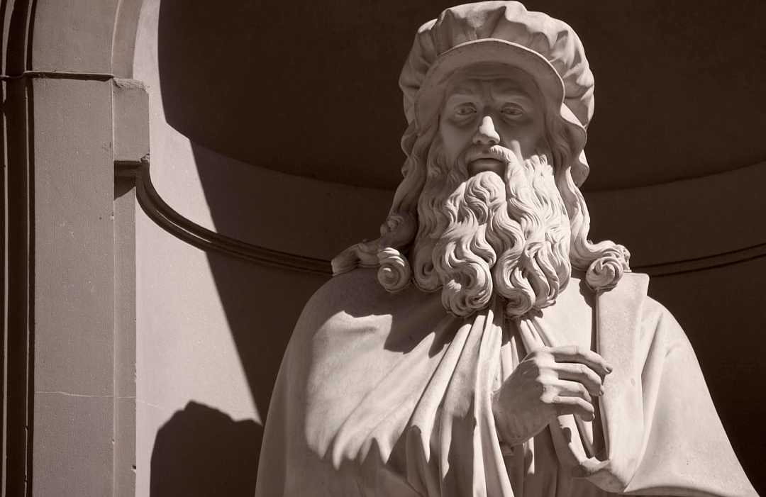 Statue of Leonardo da Vinci, Uffizzi, Florence. 