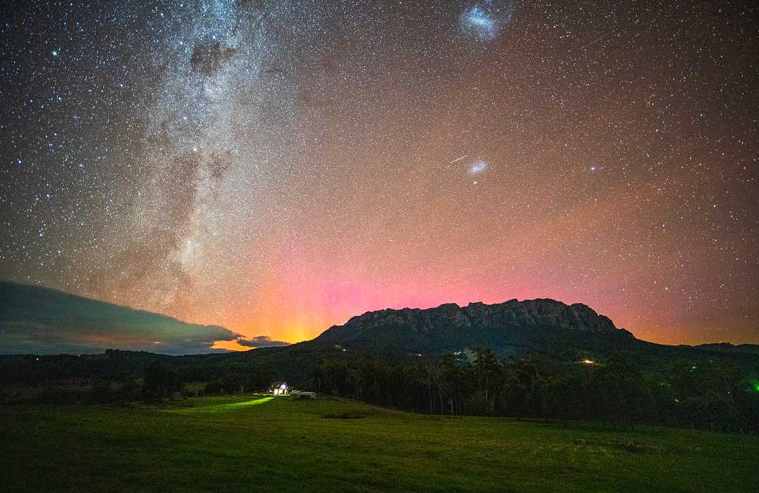 Aurora Australis over Mt Roland in Tasmania, Australia