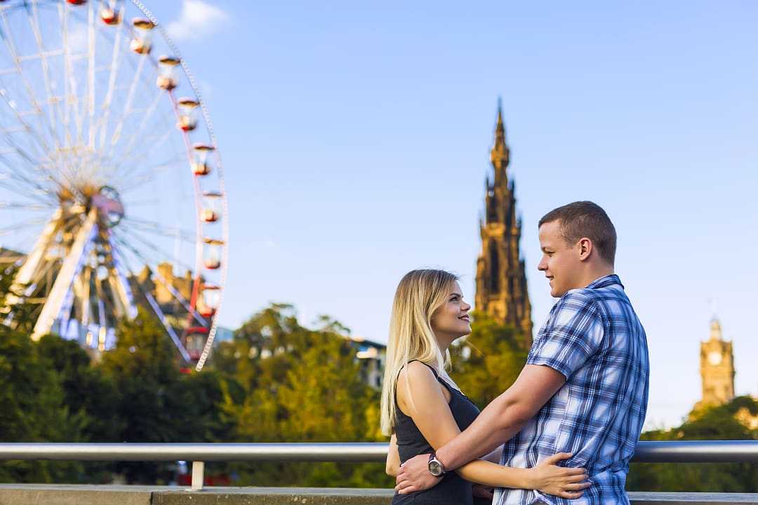 Couple with ferris wheel and Scott Monument in the background