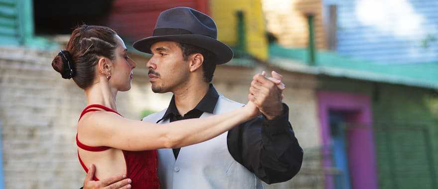 Couple dancing the tango in the La Boca neighborhood of Buenos Aires, Argentina