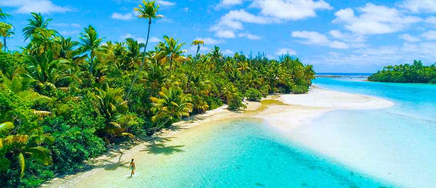 Ocean shoreline in Cook Islands