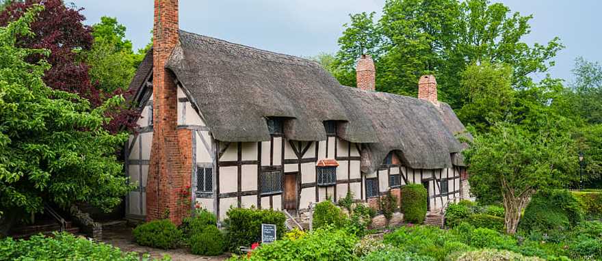 Straftord-upon-Avon, England The house of Ann Hathaway, Shakespeare's wife, in Straftord-upon-Avon, England