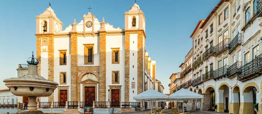 Giraldo Square in Evora, Portugal