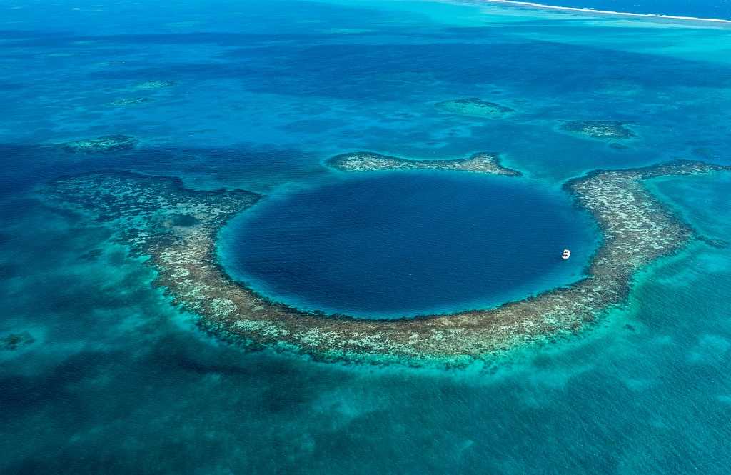 Great Blue Hole at Lighthouse Reef Atoll, Belize Great Blue Hole, Belize