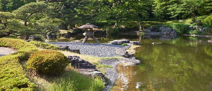 Private tour of the Imperial Palace’s blossoming East Garden