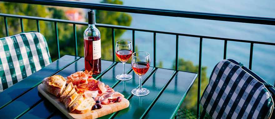 Fall in love with the romantic atmosphere of Italy ... Fall in love with the romantic atmosphere of Italy ...