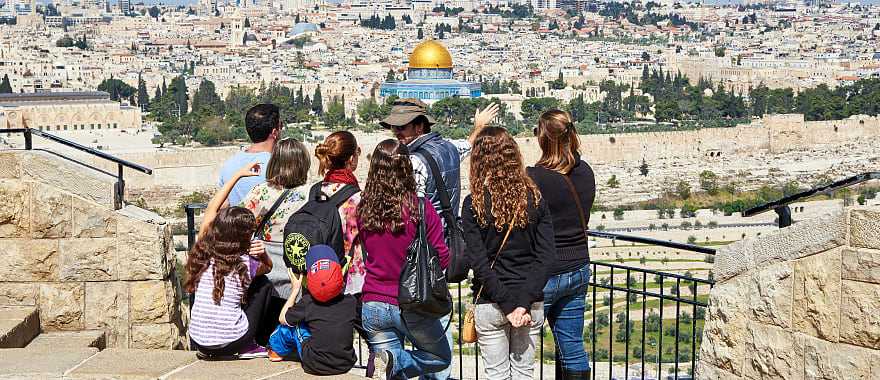 Family on a guidend tour in Jerusalem, Israel