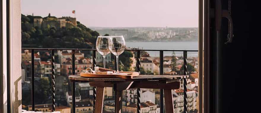 Spend the evening enjoying the romantic scenery of Lisbon, Portugal Spend the evening enjoying the romantic scenery of Lisbon, Portugal