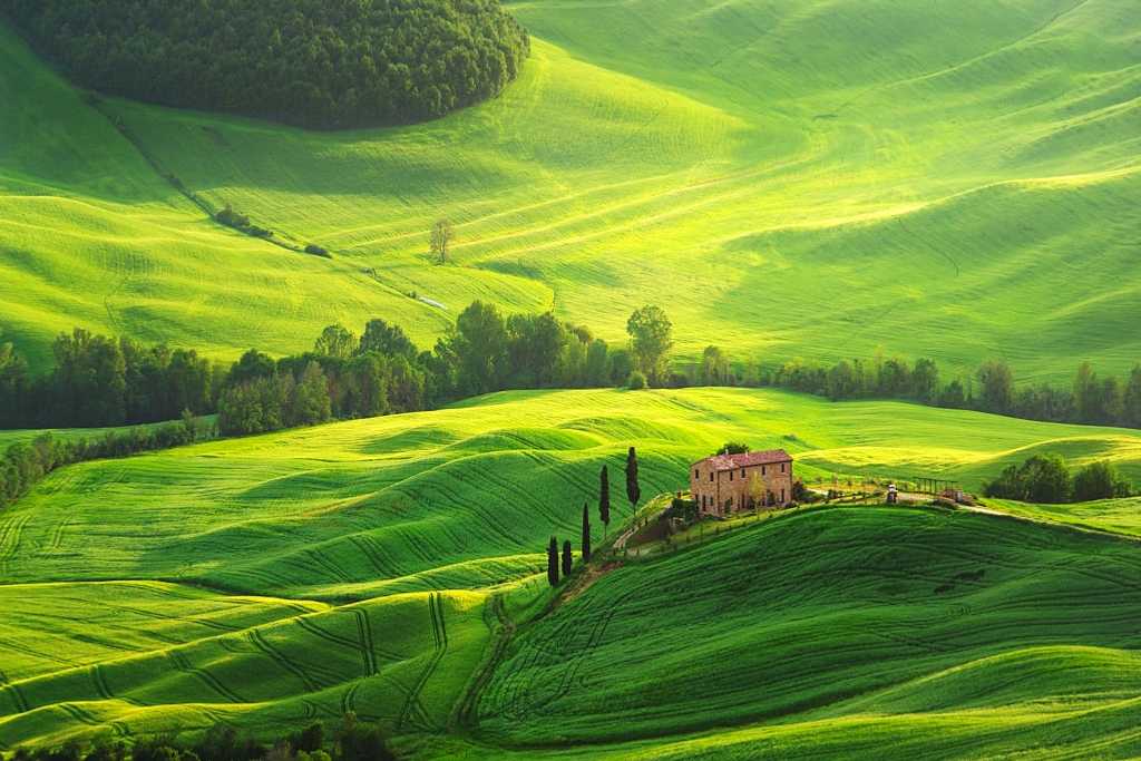 Farmhouse in the rolling hills of Tuscany, Italy