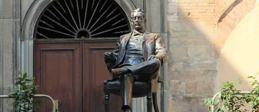 Giacomo Puccini monument in Luca, Italy Giacomo Puccini monument in Luca, Italy